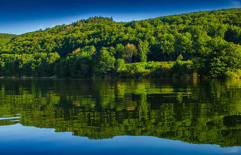 Raviège Lake near the Hôtel Belleville in Lamalou-les-Bains: nature and outdoor leisure activities