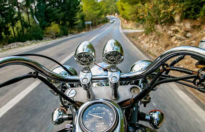 Motorcycle rides: winding roads and breath-taking scenery near the Hôtel Belleville in Lamalou-les-Bains