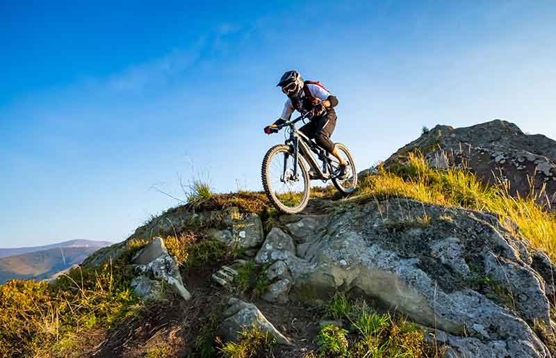 Enduro Mountain Biking: raw adventure near the Hôtel Belleville in Lamalou-les-Bains