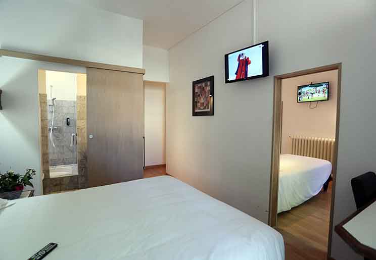 Family room at the Hôtel Belleville in Lamalou-les-Bains: space and togetherness