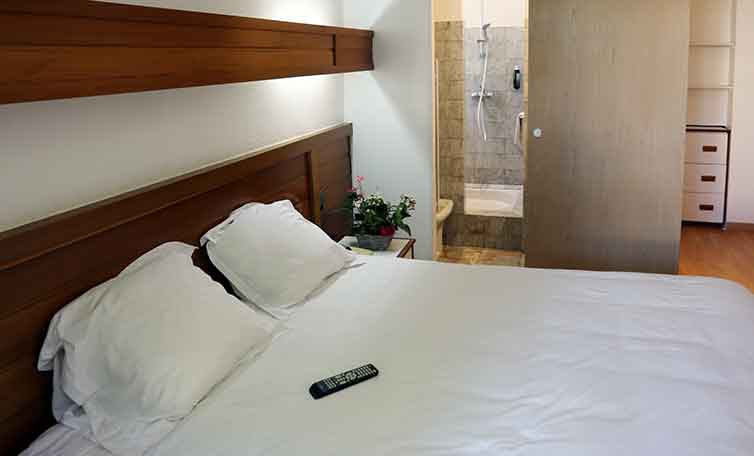 Family room - 25 m² at the Hôtel Belleville in Lamalou-les-Bains, with double bed