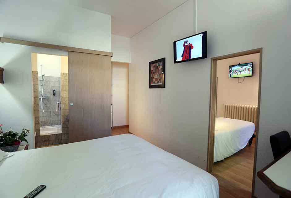 Family room - 25 m² at the Hôtel Belleville in Lamalou-les-Bains, with double bed and flat-screen TV