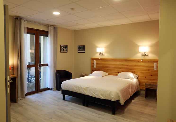Premium or PRM room at the Hôtel Belleville in Lamalou-les-Bains: comfort and accessibility