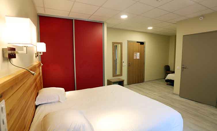 PRM room at the Hôtel Belleville in Lamalou-les-Bains, spacious and adapted for people with reduced mobility