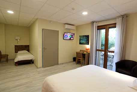 PRM room at the Hôtel Belleville in Lamalou-les-Bains, with 2 beds