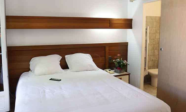 Standard room - 18 m² at the Hôtel Belleville in Lamalou-les-Bains, with double bed, elegantly furnished and decorated 