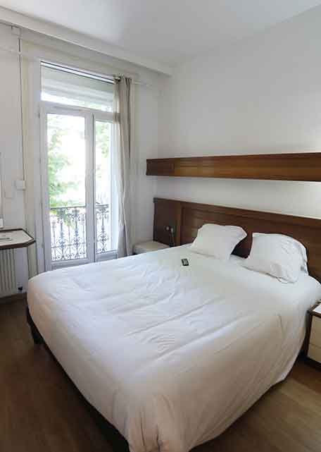 View of the double bed in the 18 m² standard room at the Hôtel Belleville in Lamalou-les-Bains