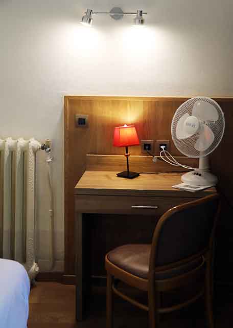 Standard room - 18 m² at the Hôtel Belleville in Lamalou-les-Bains, with desk