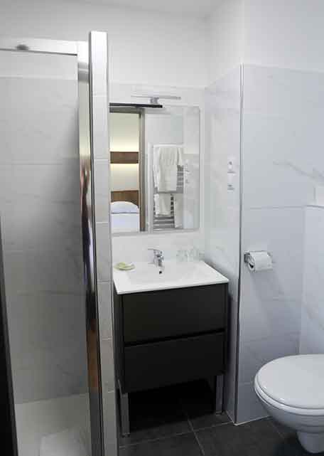 Shower in the private bathroom of the standard room - 18 m² at the Hôtel Belleville in Lamalou-les-Bains