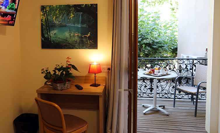 The Hôtel Belleville in Lamalou-les-Bains offers comfortable and welcoming rooms