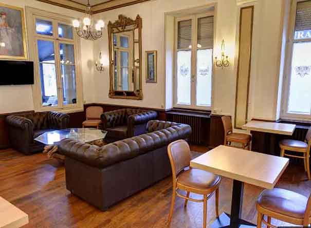 The living-room at the Hôtel Belleville in Lamalou-les-Bains is available for groups looking to relax