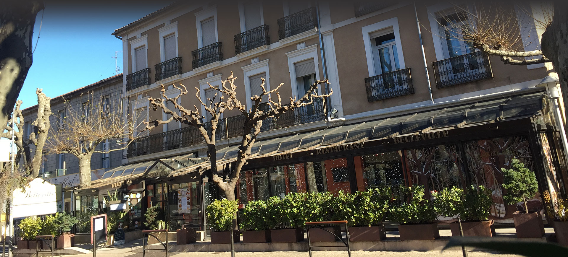 Façade de l'hôtel Belleville à Lamalou les bains