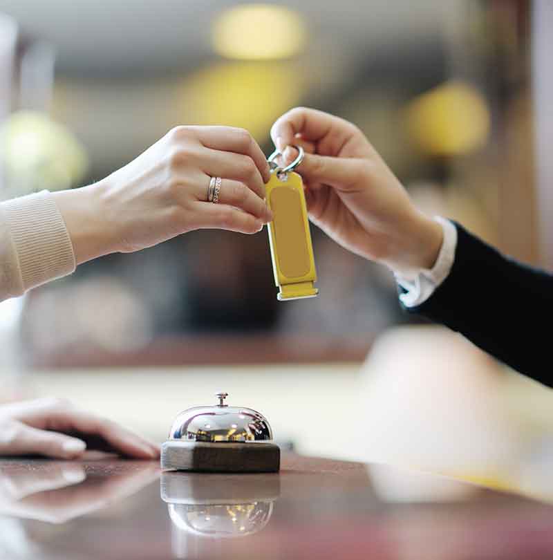 La réception de l’Hôtel Belleville, hôtel 3 étoiles à Lamalou-les-Bains