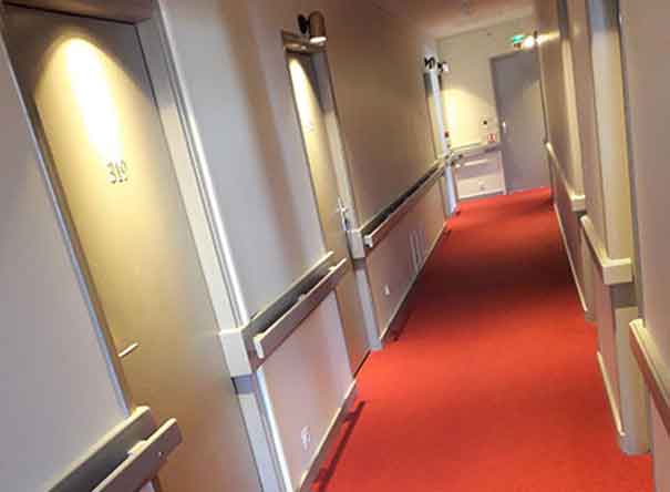 Corridor leading to rooms at the Hôtel Belleville in Lamalou-les-Bains